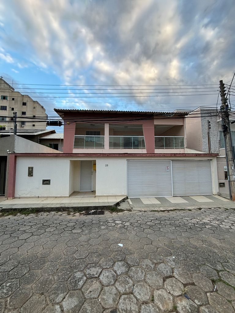 Casa Duplex com 05 quartos sendo duas suítes e área gourmet com piscina