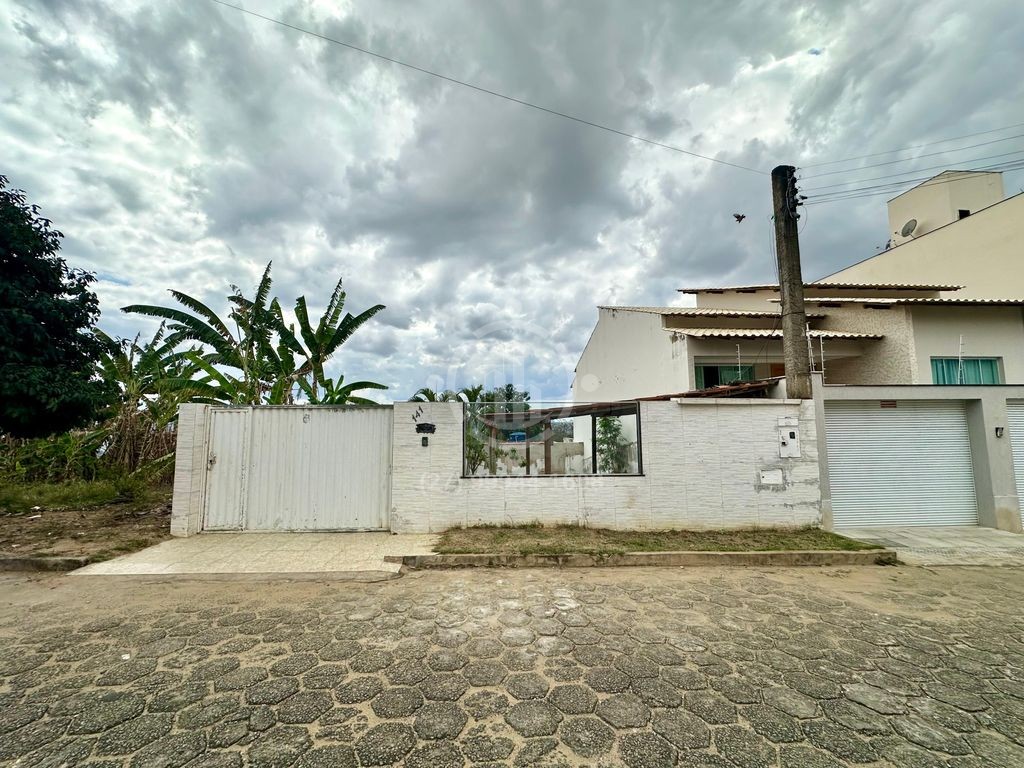 Casa à Venda com 3 quartos, 2 banheiros e 145m² por R$ 360.000